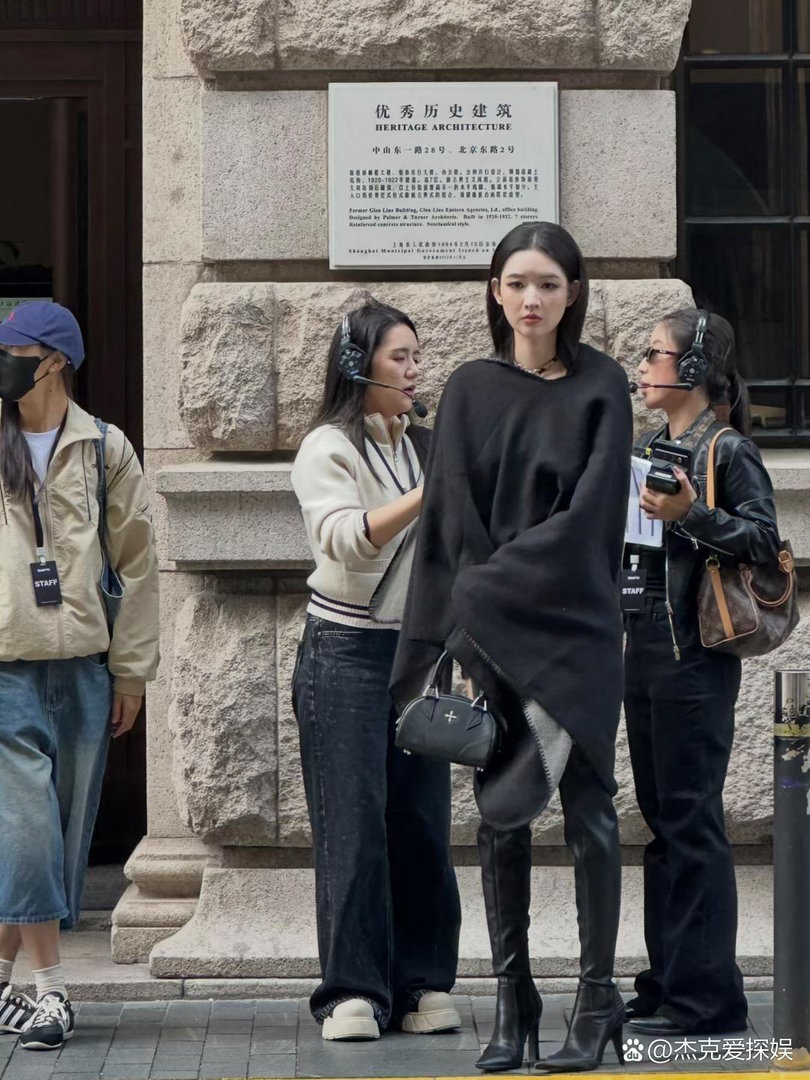 网友在外滩偶遇王玉雯，颜值真的绝了！明星和路人之间的壁太明显，又高又瘦气场拉满～