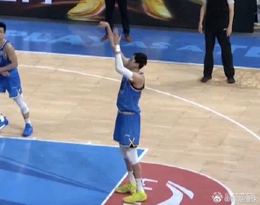 周琦媒体人：周琦的腰伤和眼伤影响了罚球手感，队友已经给了建议。北京时间3月26