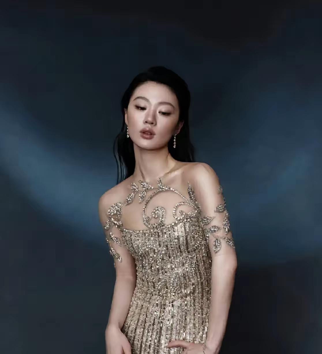 “邻家小妹”蜕变为“性感女神”单依纯真是愈发艳丽动人了，竟有几分埃及艳后的既视