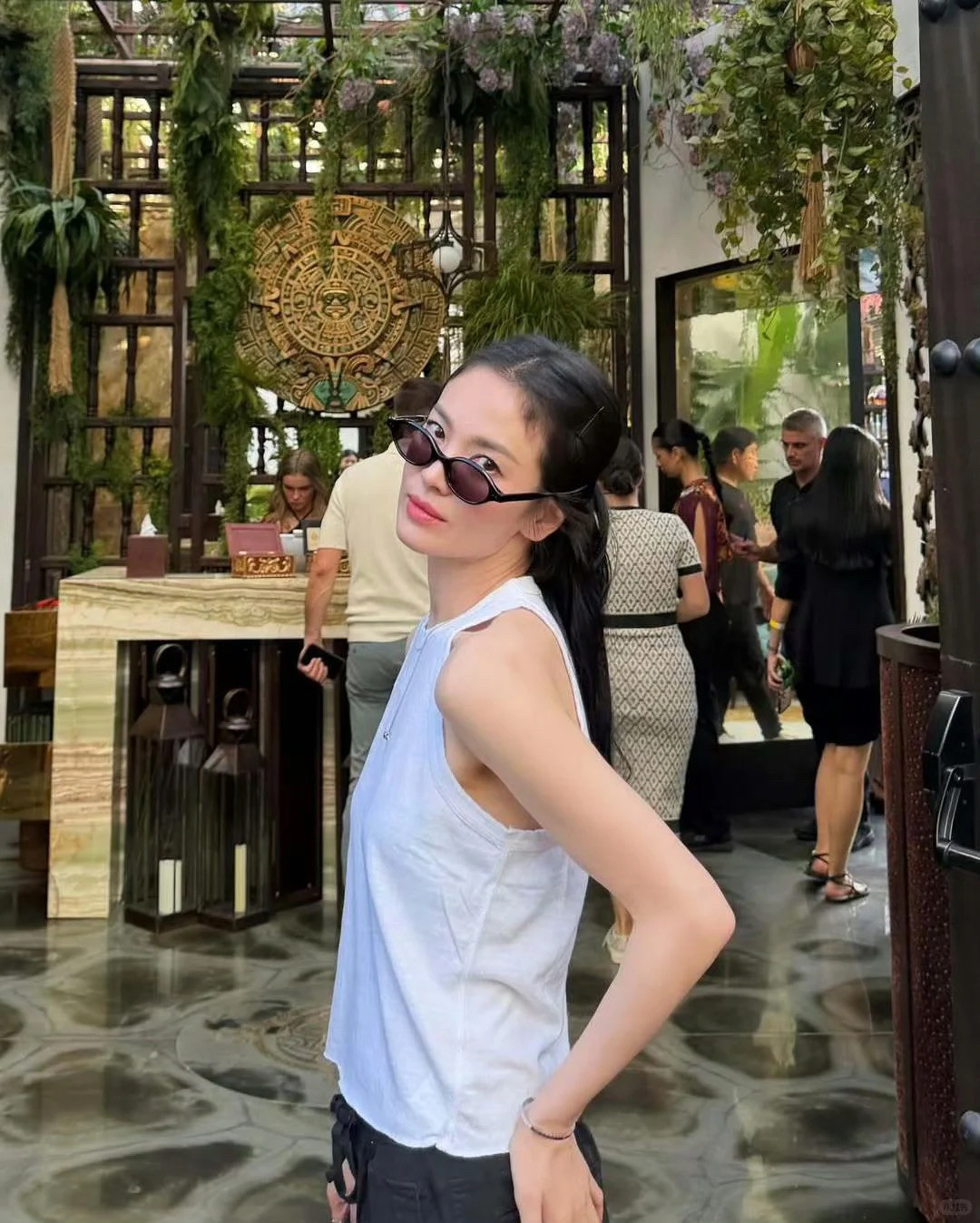宋慧乔好瘦呀！这次穿了一件白色T恤，配小黑裤和罗马凉鞋，简单清爽有气质。不得不说，宋慧乔是肉眼可见的