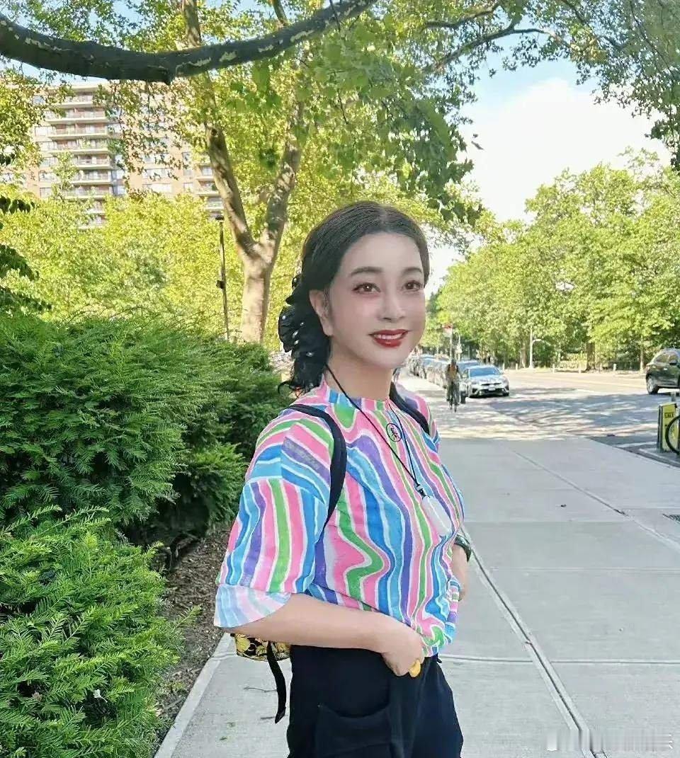 我的天呐，刘晓庆这是咋地了这是气人的节奏啊！谁能相信这是75岁的人啊！她瘦了很多