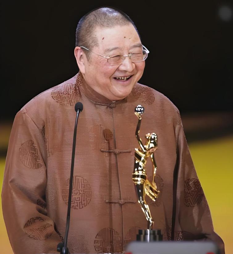 2019年，倪匡84岁。他的皮肤上长了一个瘤。去医院检查，医生说是恶性肿瘤，皮肤