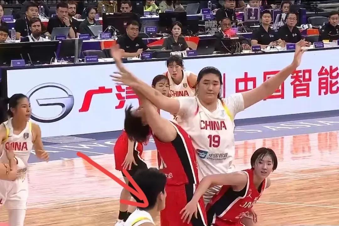 “送分题”不要，偏要作“附加题”！队友神操作让张子宇看不懂！看着就来气，这个底