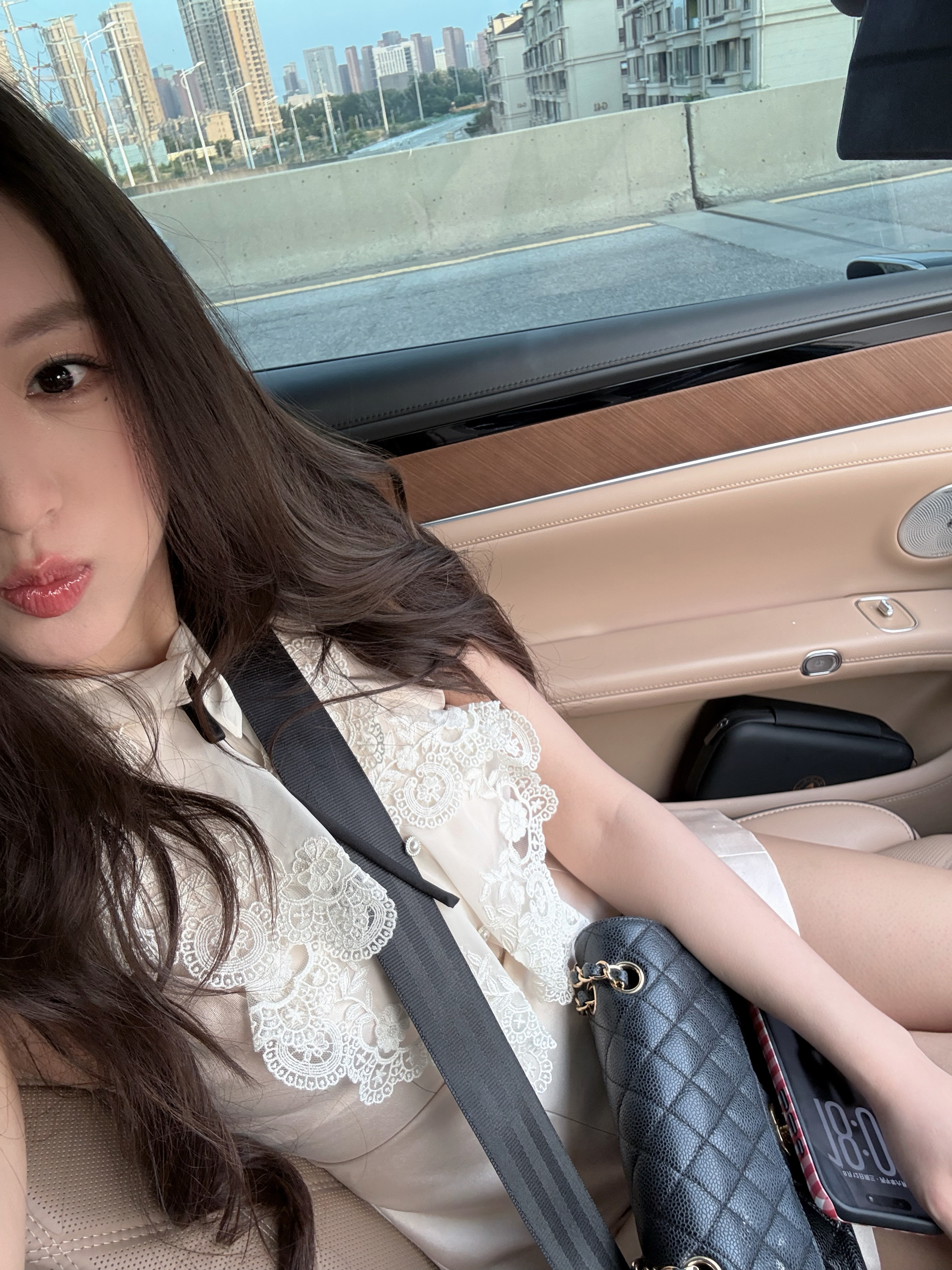 今天打扮这么好看要去干嘛啊要去吃西餐