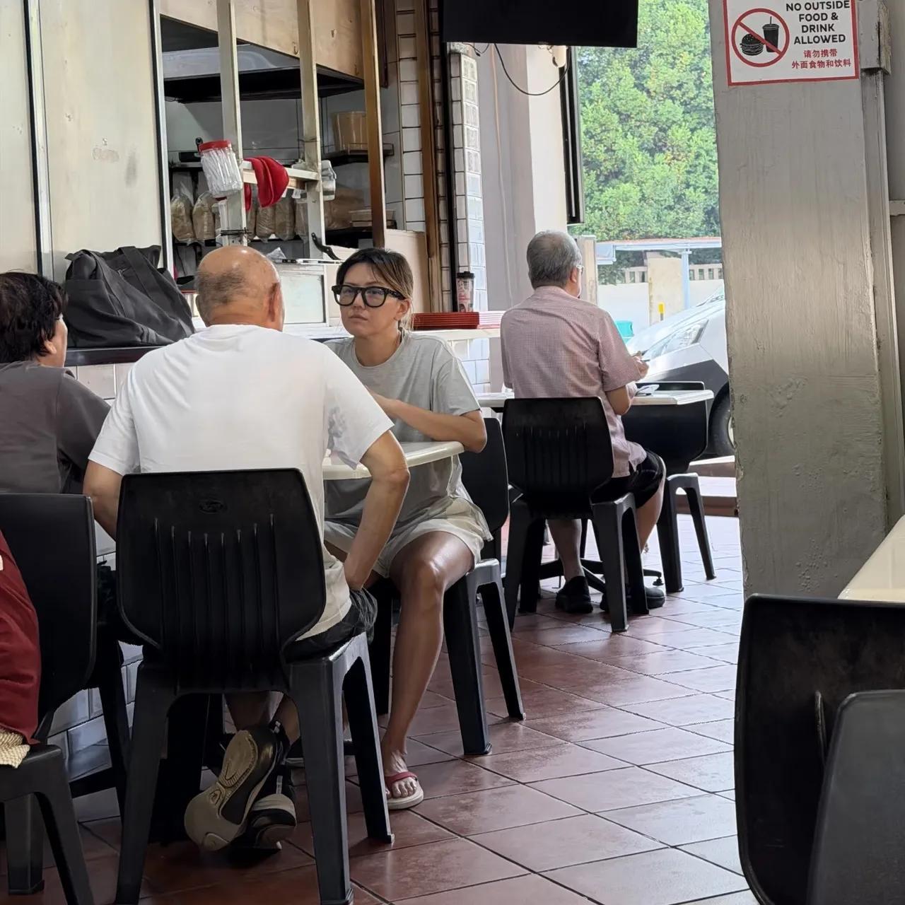新加坡偶遇孙燕姿！和父母一同聚餐，状态好出圈