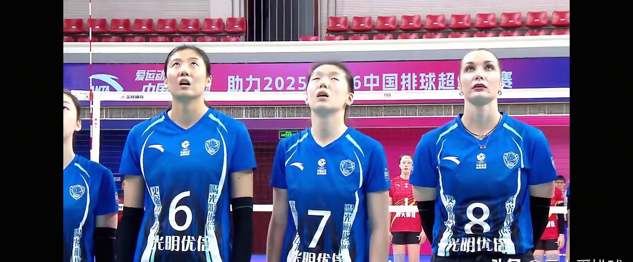 上海女排就像小国家队！联赛里不少队伍碰到她们，往往三局就缴械，左右两翼的进攻像两