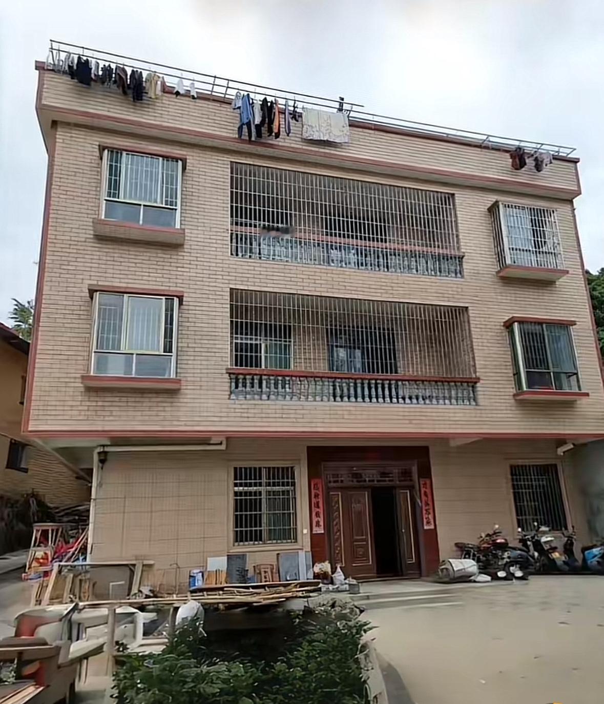 这个就是典型的头重脚轻，自建房时避开此类房子。头重脚轻房，大家都有了解。多数是