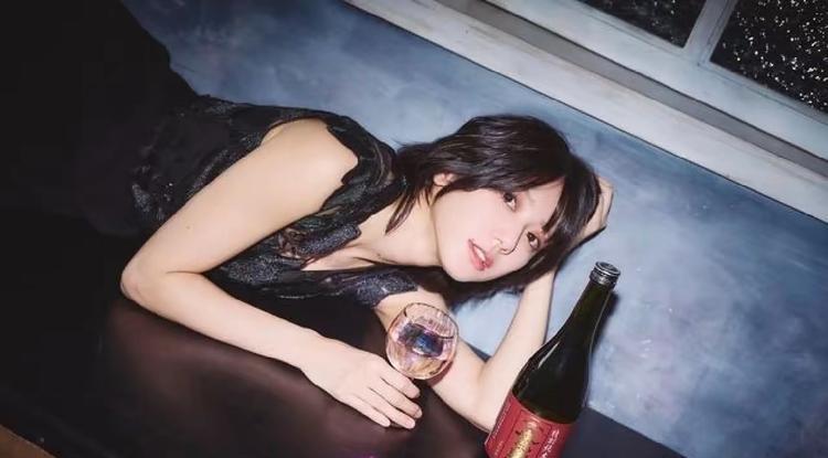 夜晚的慵懒时光，香槟与美酒相伴，尽享静谧与美好。下班后小酌两杯居家微醺时光春