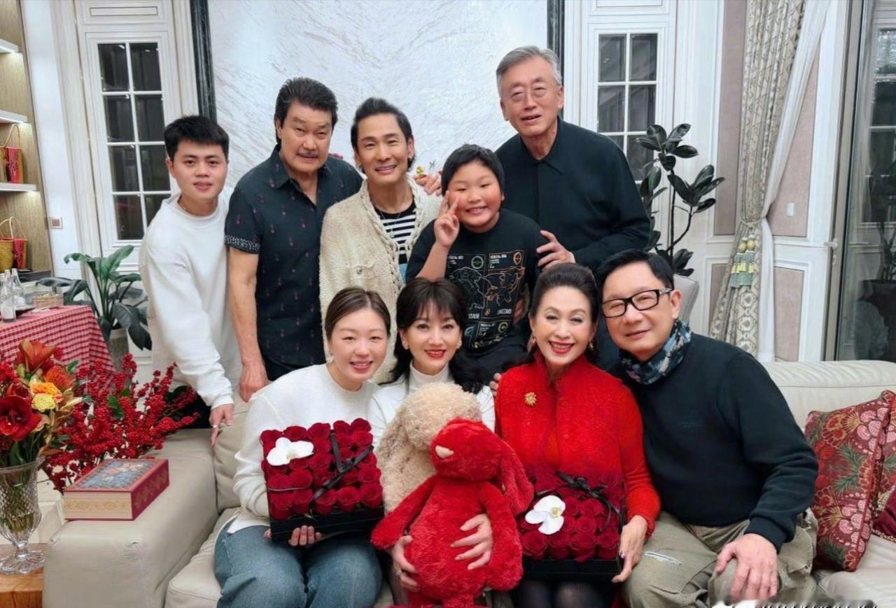 72岁赵雅芝穿黑丝短裙同框80岁老公，这哪是夫妻？分明是“爷孙”逆天改命现场！