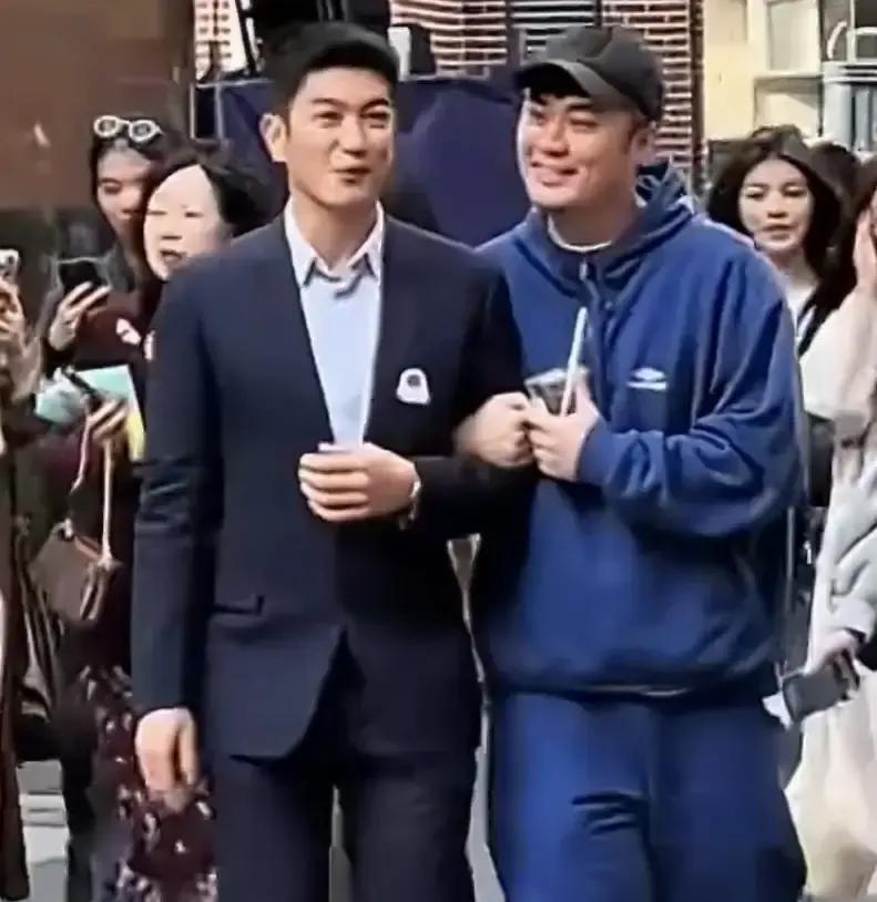 陈赫挽着杜江胳膊蹦蹦跳跳走出上戏，我隔着屏幕都闻到啤酒味。04级表演系散伙饭吃