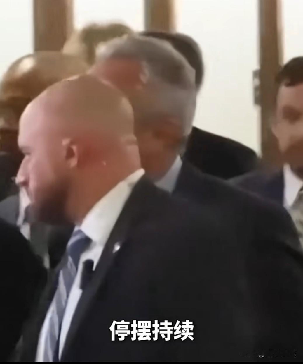 美国联邦政府停摆已进入第25天，超过50万联邦雇员未能领取全额薪水。这一持续时间