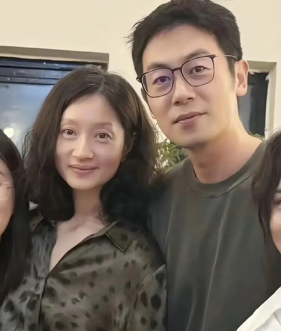 一看就是贤妻良母，相夫教子，一脸温柔宠溺的眼神，朱亚文娶对了人，真是捡到宝了