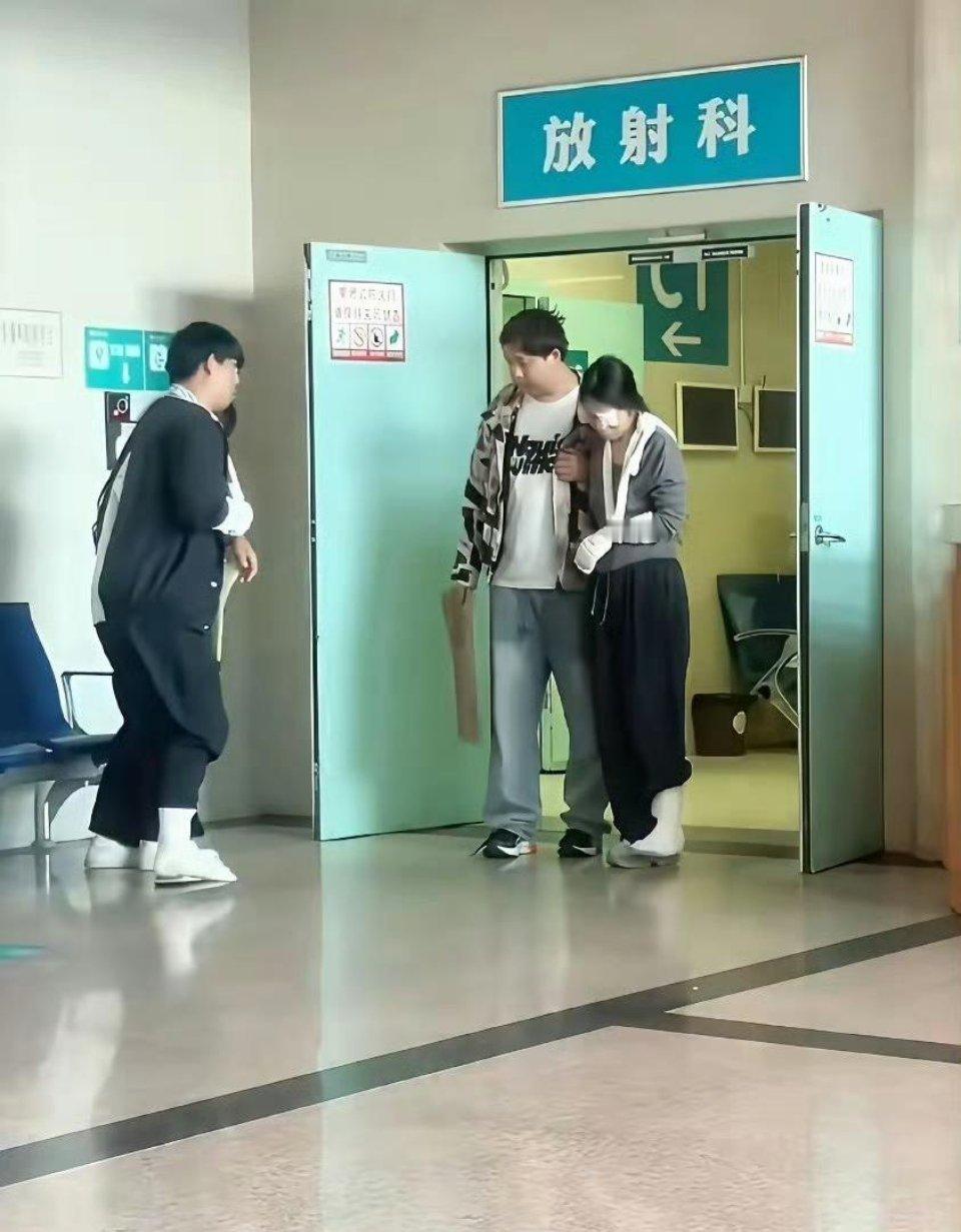 历史上最尴尬的“撞衫”一模一样的伤，一模一样的症状。