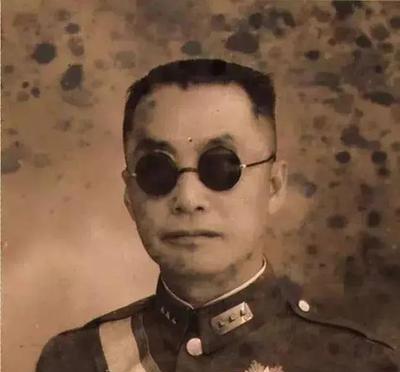 1915年，王陵基被任命为重庆镇守使兼川军师长。有一次，他前往上海玩乐，看上了一