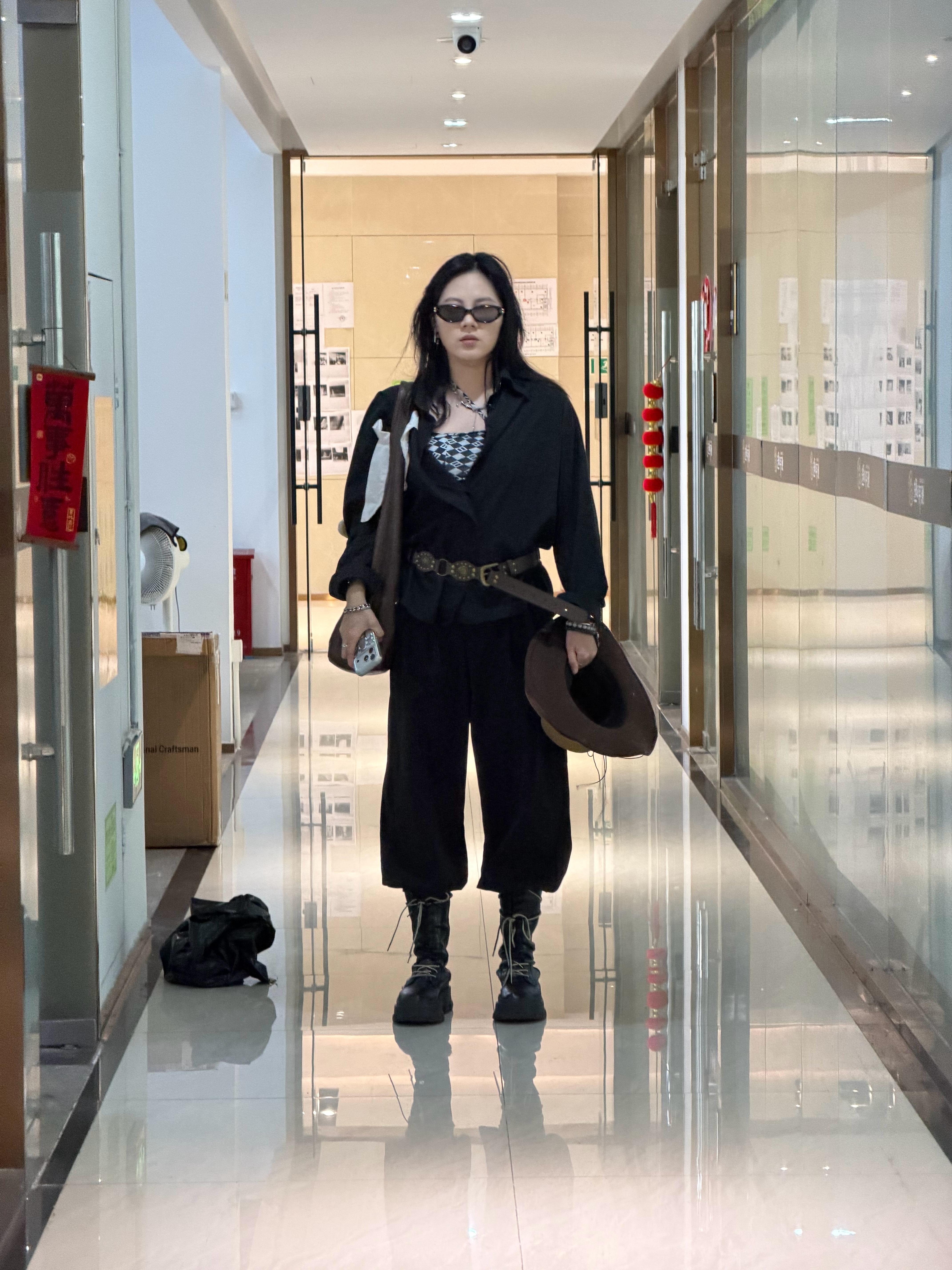 公司又新来一个女同事，穿着特别帅，就是不知道她叫啥