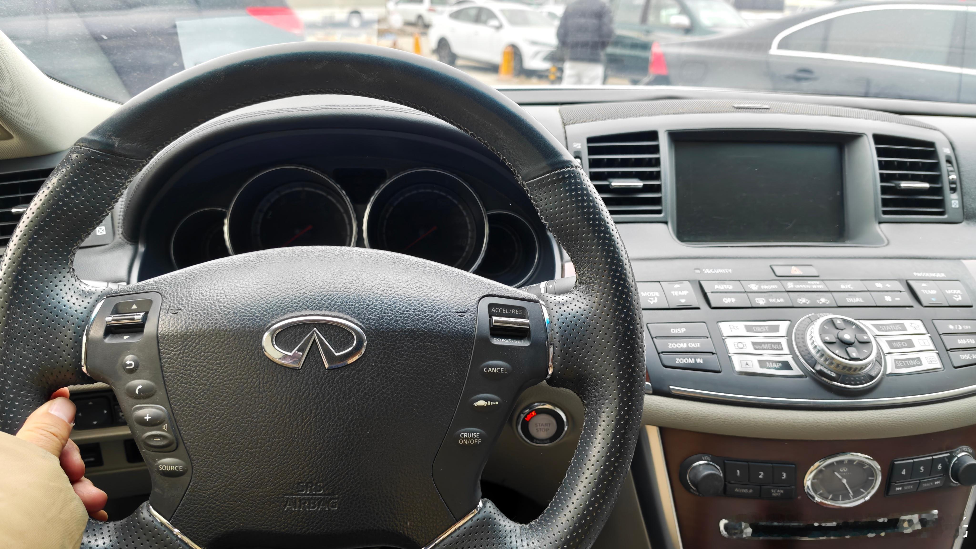 这大英菲尼迪M35，这车况两万多。开出去一般人看不出来多少钱，就知道是个豪华车