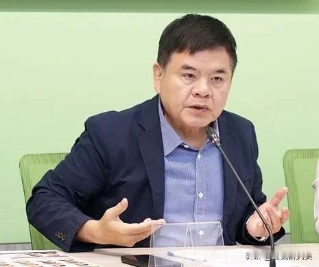韩国瑜今（26日）将召集朝野协商讨论无人机条例草案，民进党团干事长庄瑞雄叫嚣称，