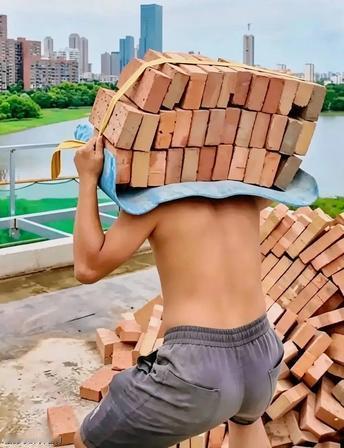 父母走了，户口本上只剩他一个人——19岁的户丰，用肩膀一寸寸扛起生活。他叫户