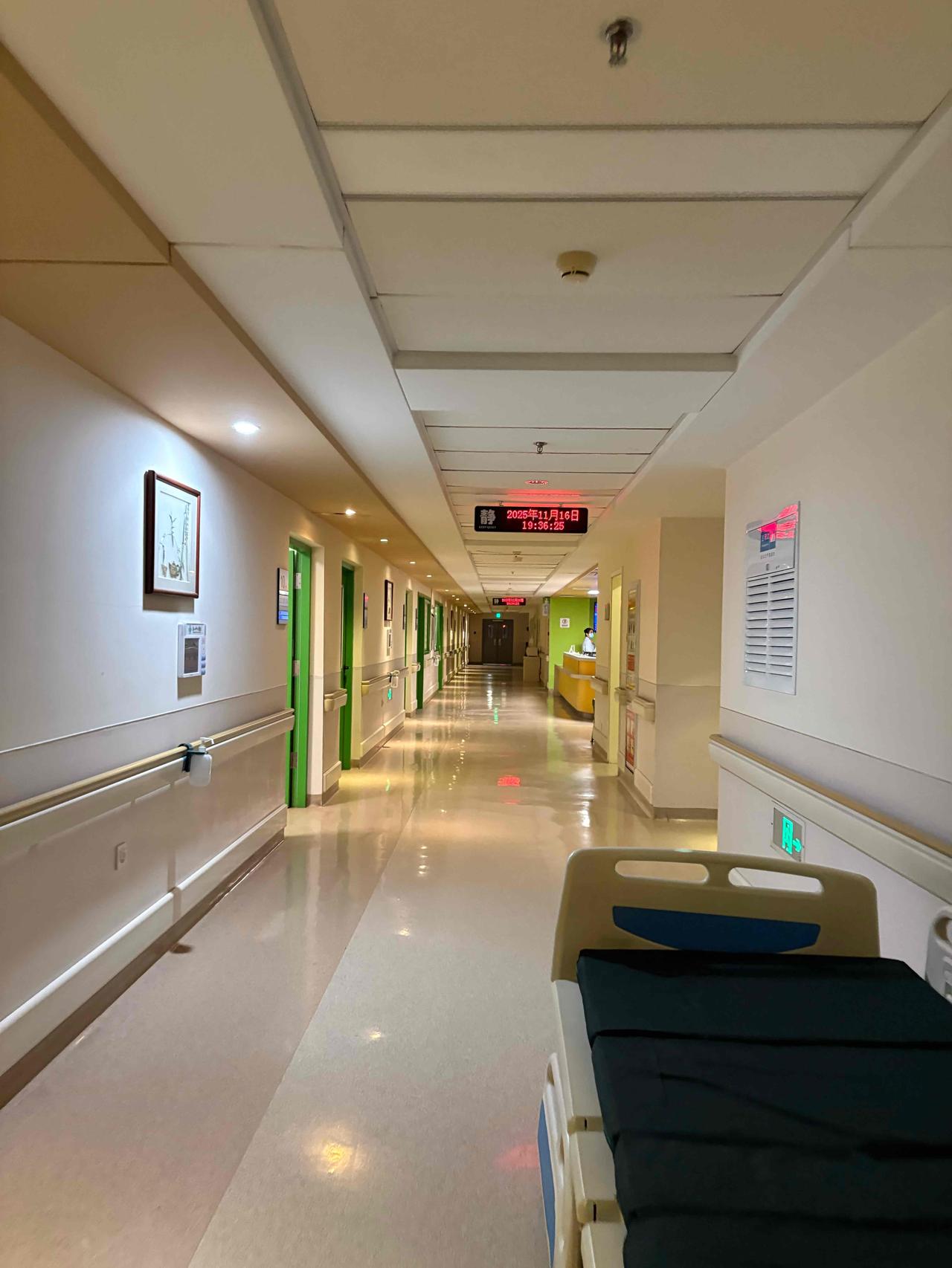 这年头啊，连看病都像开盲盒——付了特需的价，拆开还是普通款。揣着三百块挂号单