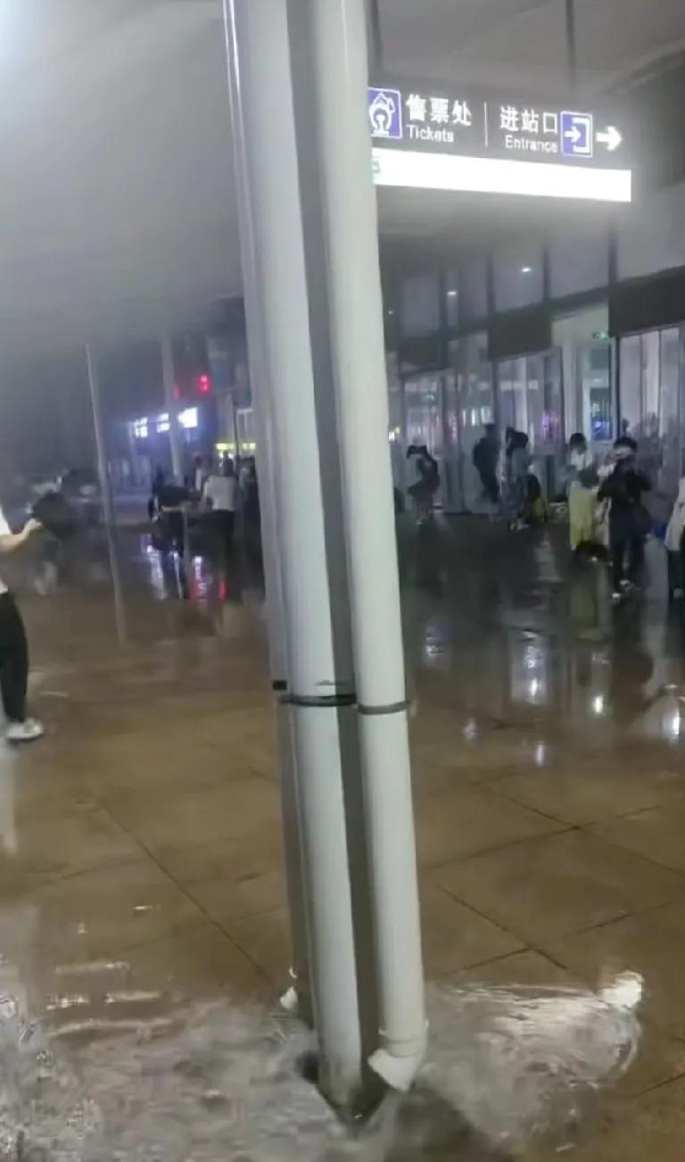 济南火车站出站口上面的雨水通道是哪个天才设计的，明明已经排水了，但又好像没排水。