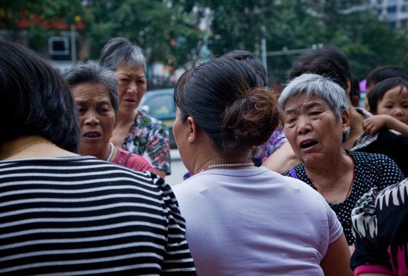 带小三产检被原配撞见，这出戏里藏着的细节，比狗血剧还戳心。你看原配那句“你妈不想