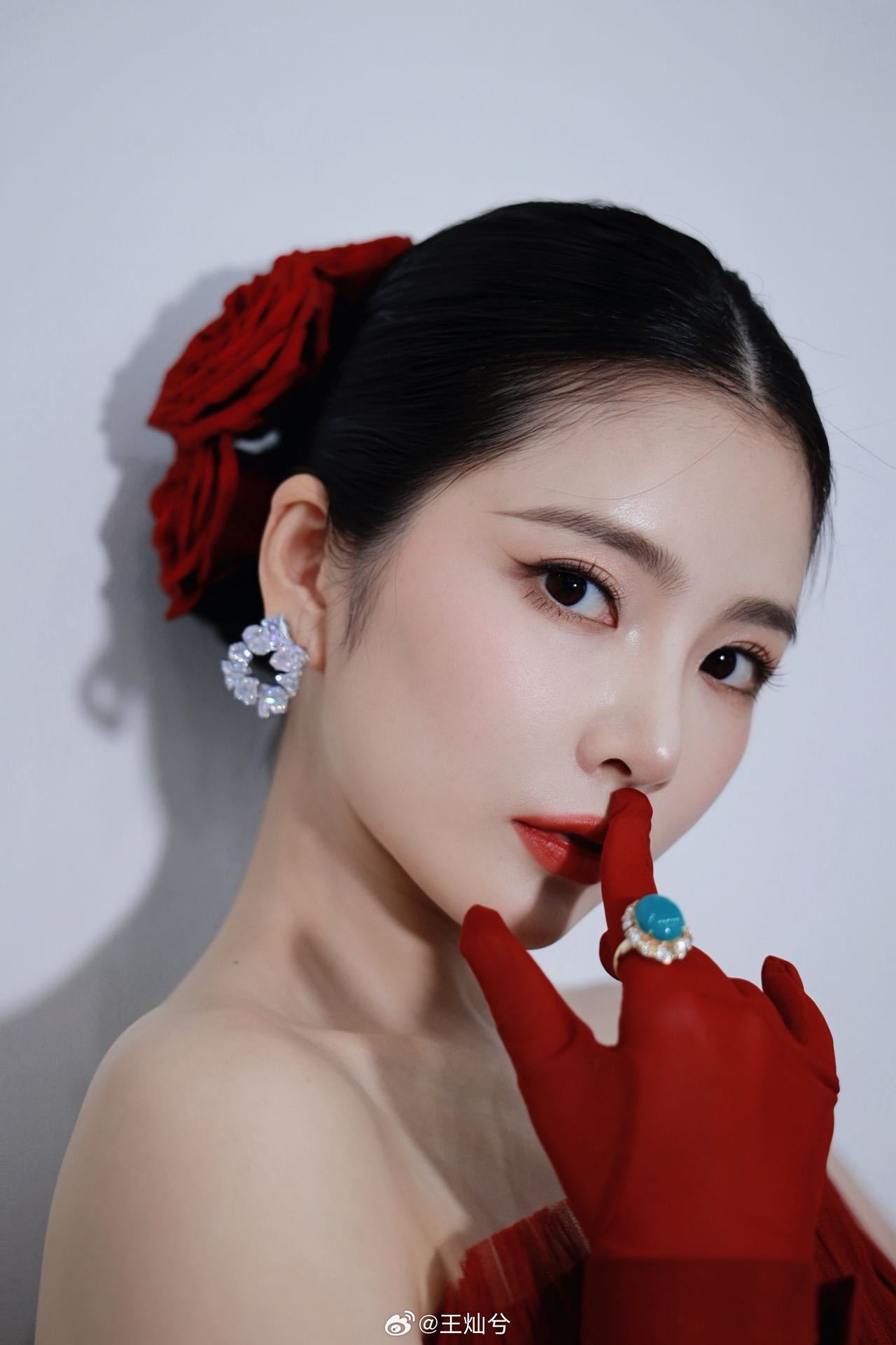 王灿大光明发型都如此权威如同盛开的一朵烈焰玫瑰了吧，咱们的王灿大光明发型都如