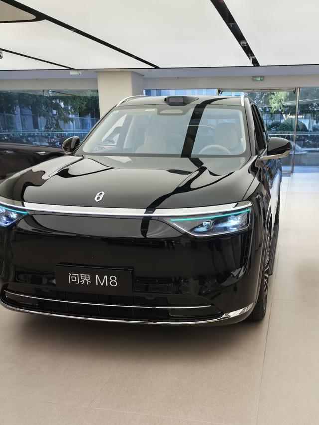 试驾”遥遥领先”的M8日记去了问界4S店，专门来看新出的M8纯电版。店里面挺