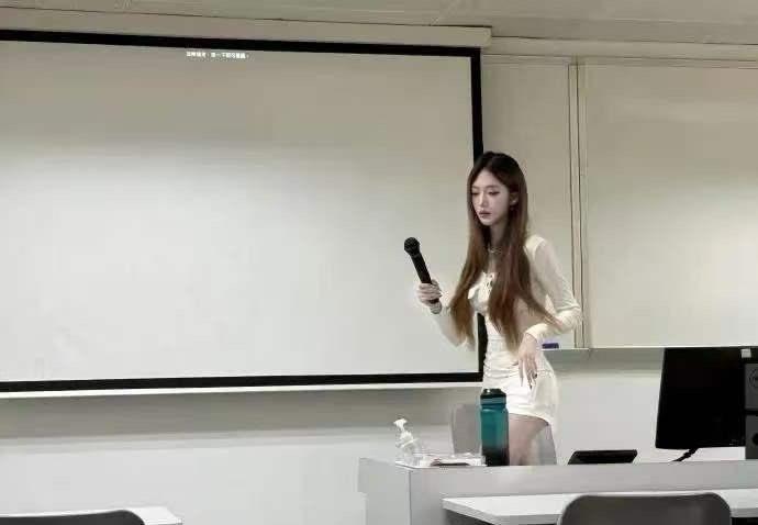 大学生一定要重视英语学习，到时候上班会用的到。