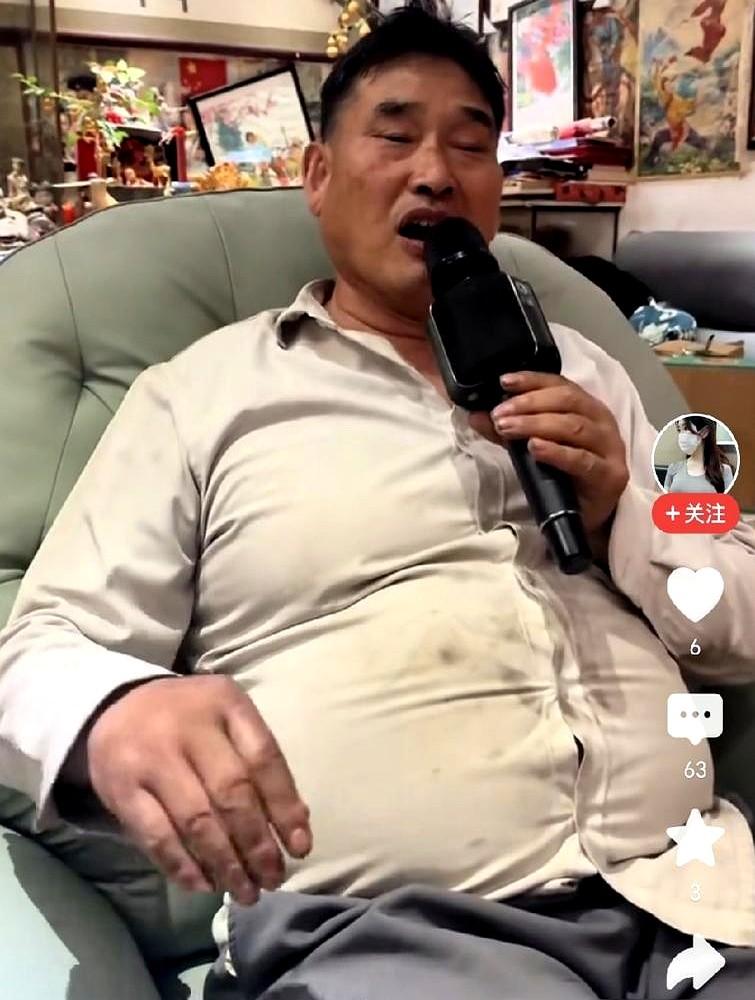 大衣哥朱之文，肚子圆得像怀胎十月，直接被顶上了热搜。直播间里，他瘫在沙发上唱