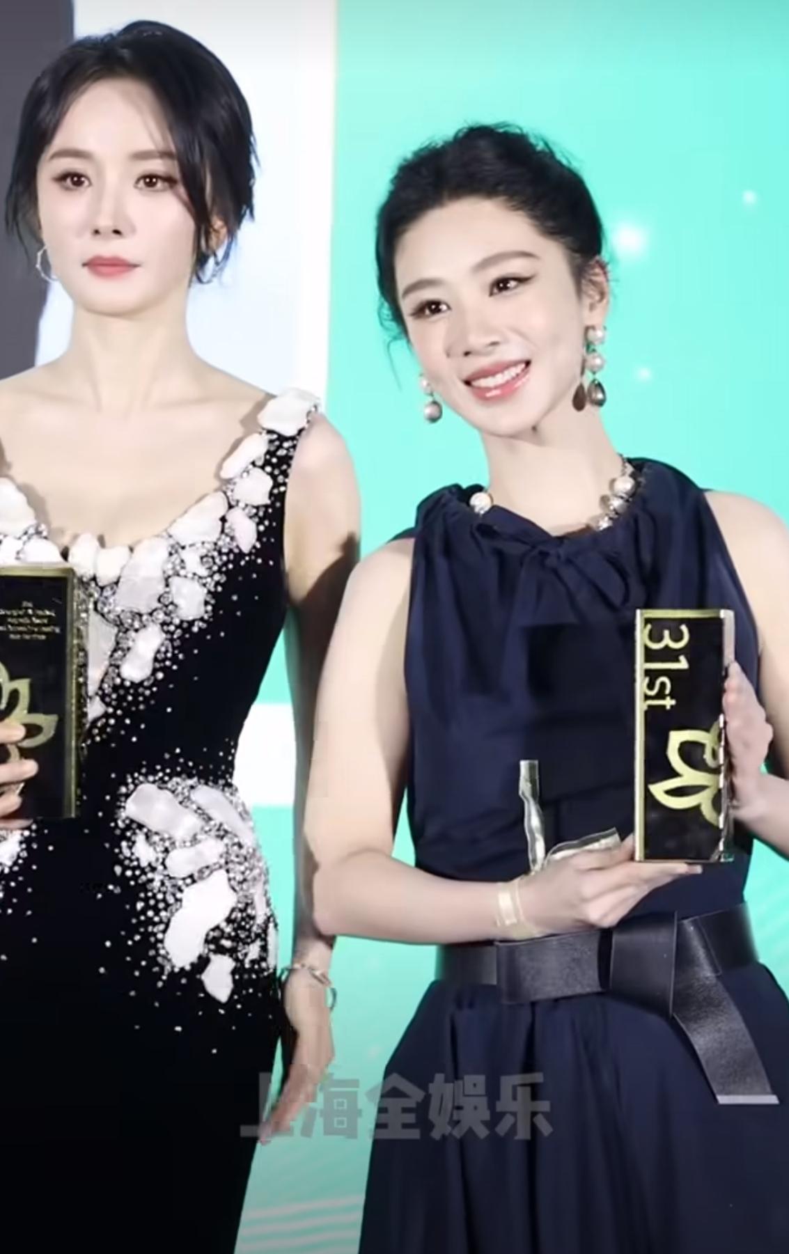 如今看回白玉兰晚宴这一幕，确实令人唏嘘。应该在这个时候，杨幂跟杨紫都已经