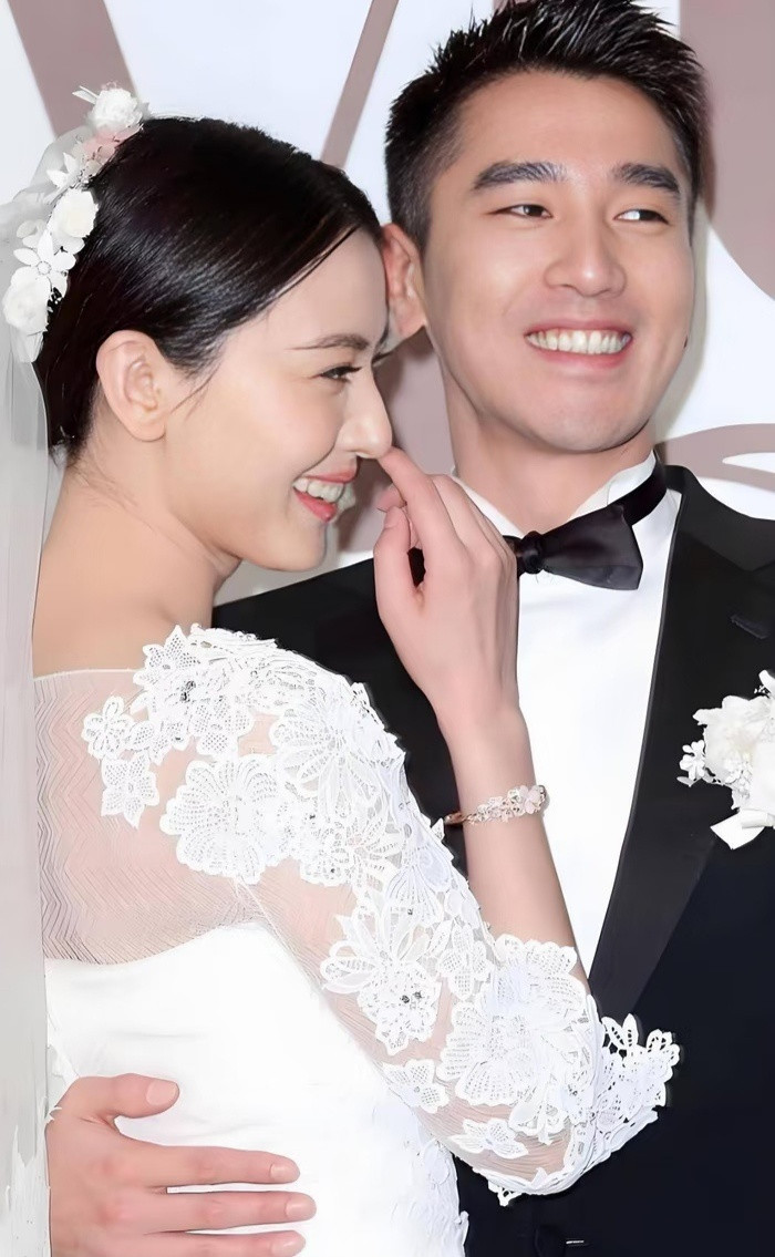 1.高圆圆婆婆曾经希望夫妻俩追生二胎，特意准备偏方汤药，赵又廷十分护着妻子，直
