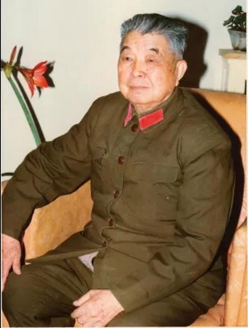 1953年，西康军区司令员刘忠，得知母亲和原配还在世，便携现任妻子回乡，当他看到