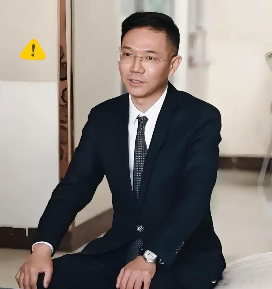 李圣律师这个人有个事我一直不敢说我发现李圣律师有一个非常严重的问题，就是