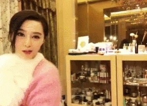 范冰冰的化妆柜够买一套房子了吧其实她这张脸不化妆也好看啊！​​​