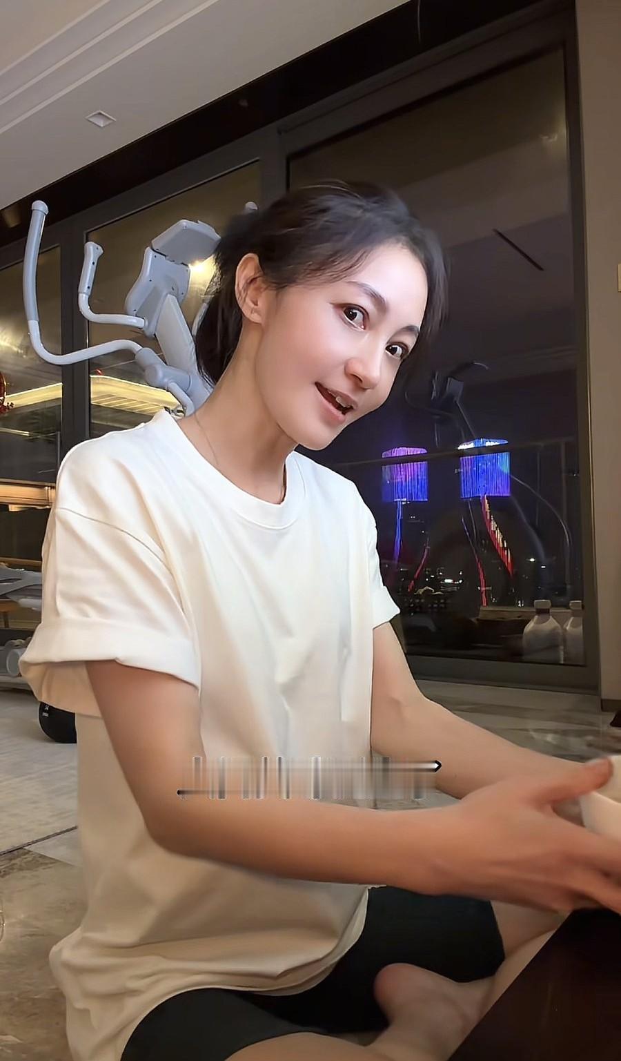 9月29日，姚笛晒出自己做晚餐煮方便面的视频，疑似单身独居，她面带微笑，却被网友