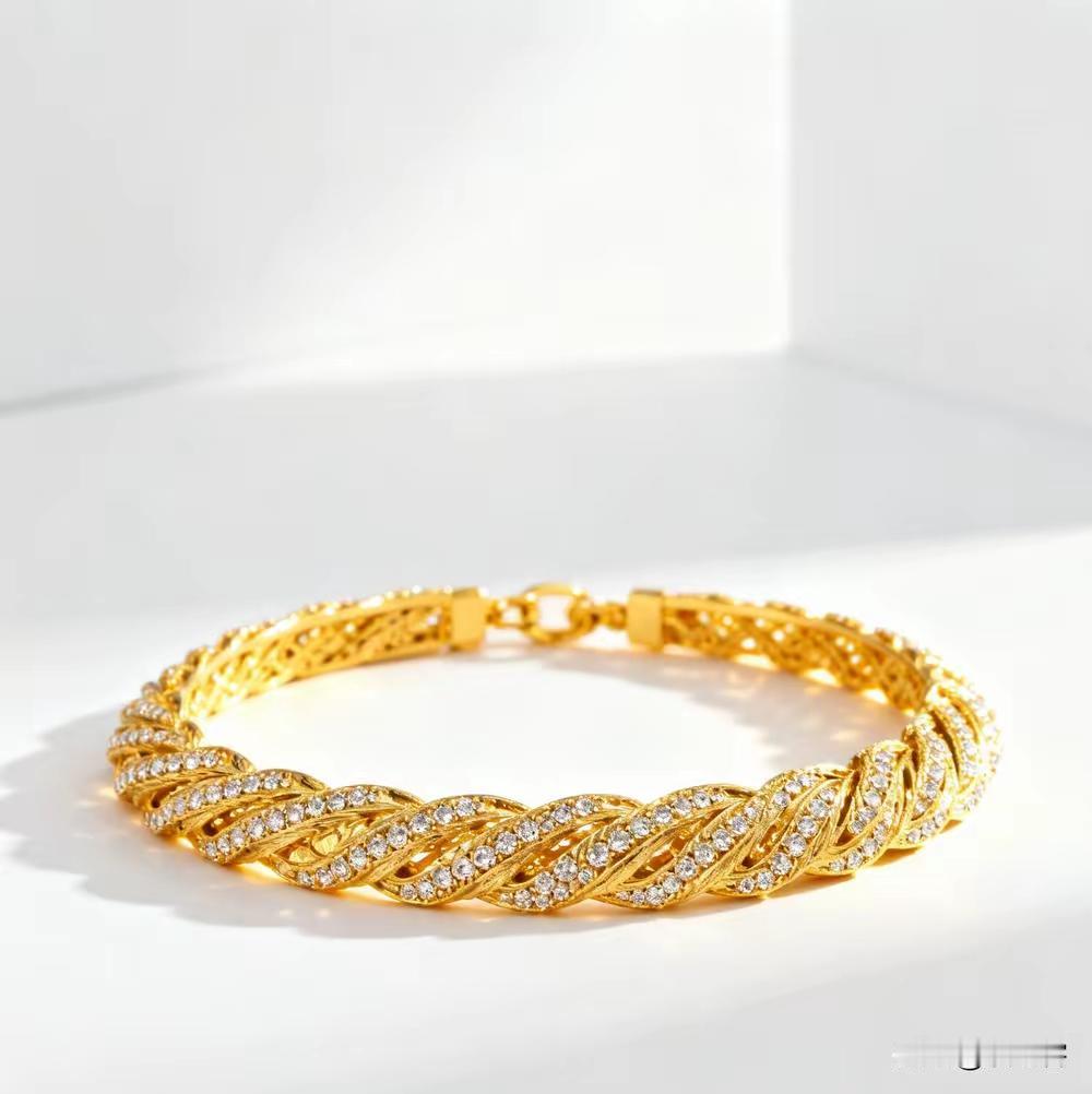 金价突然大跌背后，藏着多少人踩坑的血教训？今天同事老李眼眶通红地跟我念叨，他偷偷