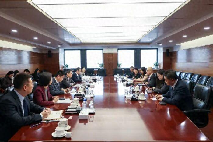 美国急了，访华要合作12月19日，商务部国际贸易谈判代表兼副部长李成钢会见了美