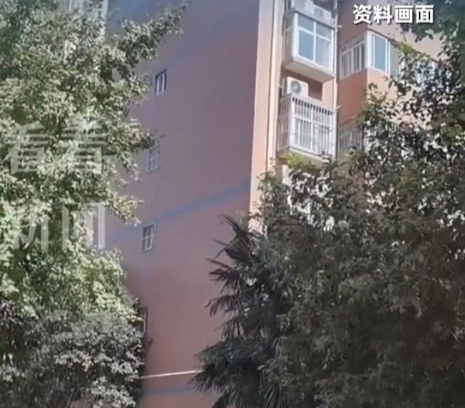 购房者早年在楼盘选购房源，购房合同白纸黑字标注楼栋总层数为34层，买家当场缴