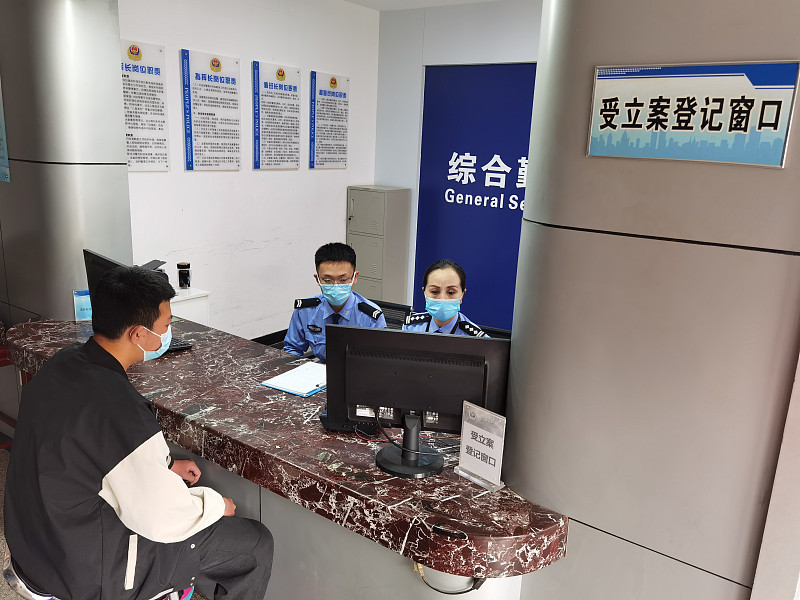 先起诉堵死诈骗立案路，钱要不回还两头空你手里有个案子，对方骗了你的钱，表面看是