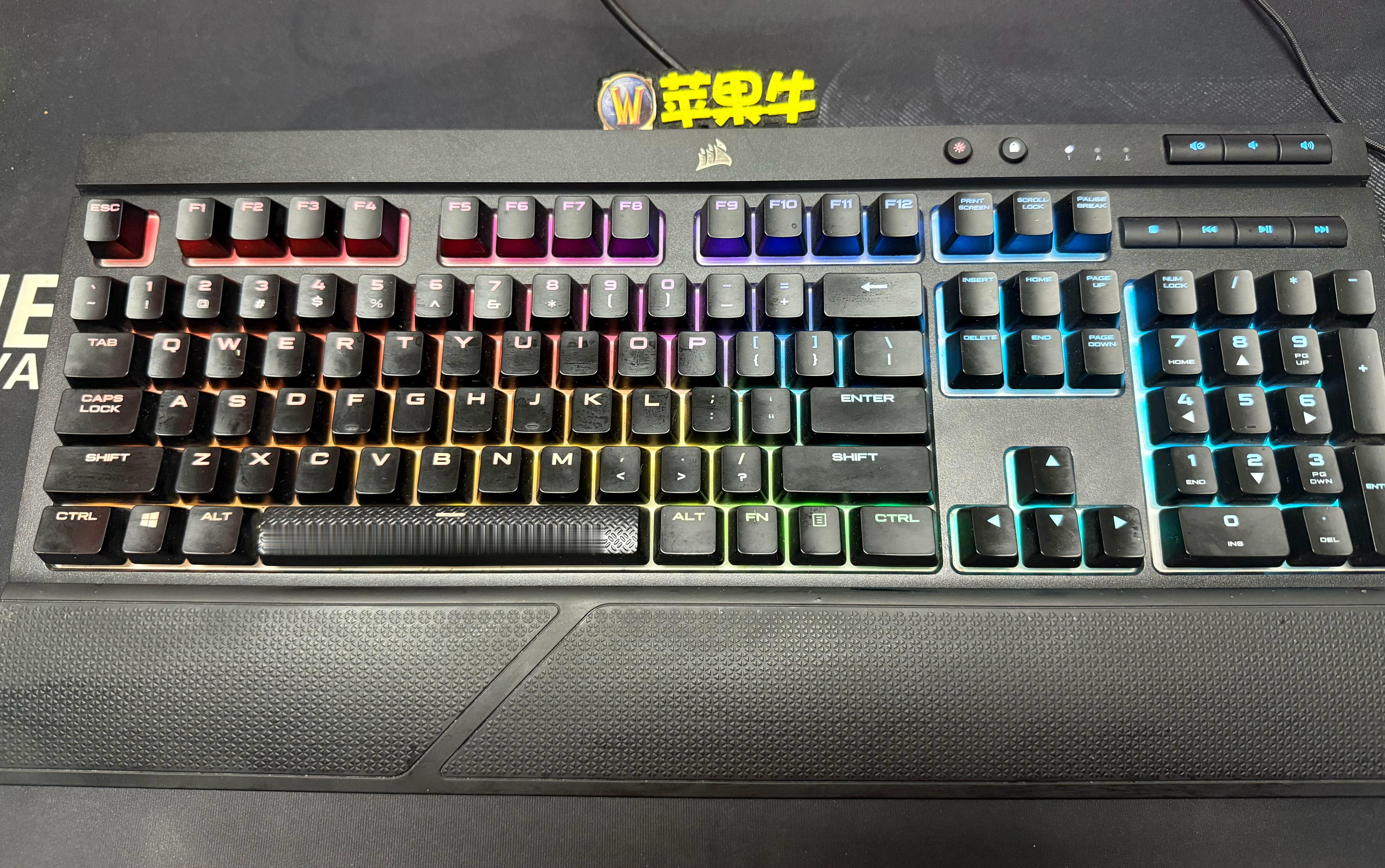 苹果牛午休起床啦！晒键盘！我看看大家用得什么键盘？我先自曝，办公室用