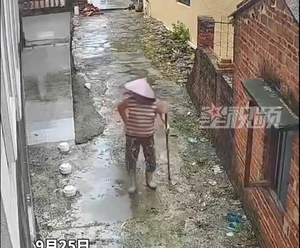 广东，一家农户的老太太，自家的窗户被台风损毁，玻璃掉落一地。老太太看到之后，内心