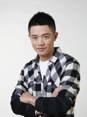 我问老公：为什么曾毅戴块表要被大家批评？老公幽幽的说：关键表的图案不适合他的身