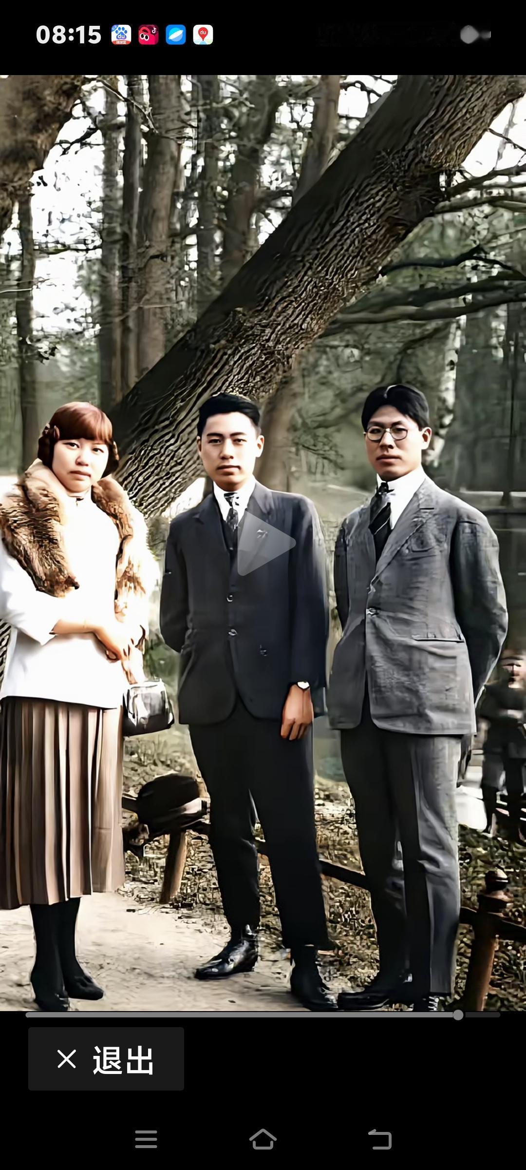 这是100多年前的老照片，中间这位这气质，现在的年轻演员怎么演绎？既无法神似，也