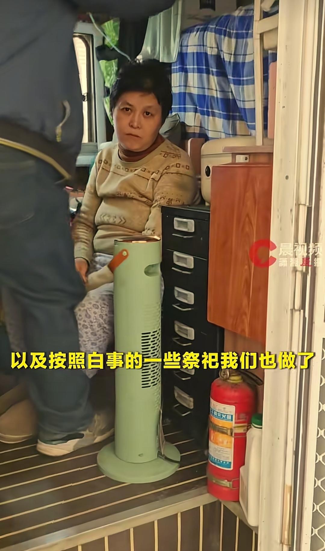 太心酸了！湖南，一男子带着偏瘫妻子和患病儿子开车返乡过年，途经高速服务区时车子突