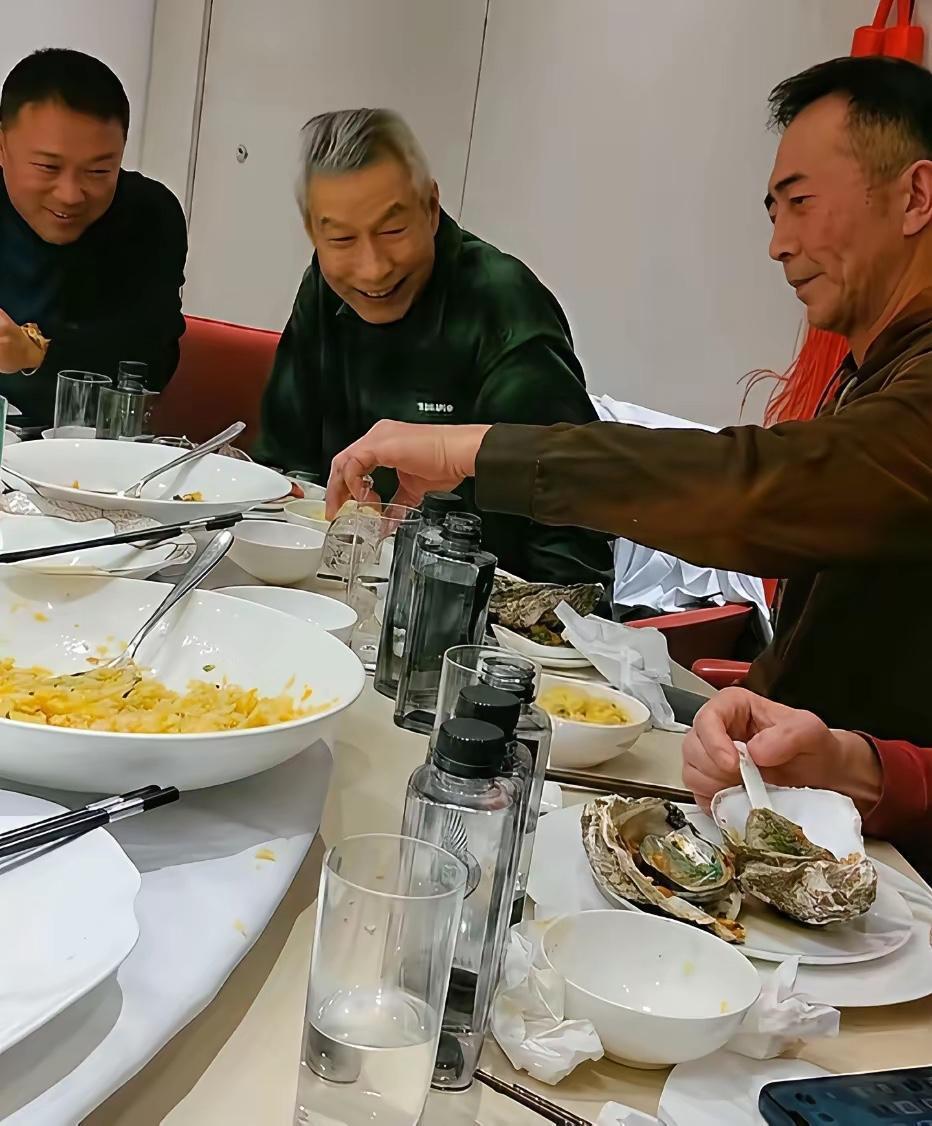 近期，刘佩琦、郑晓宁与好友聚餐的画面，除了生蚝以外，没有山珍海味，多以素菜为主。