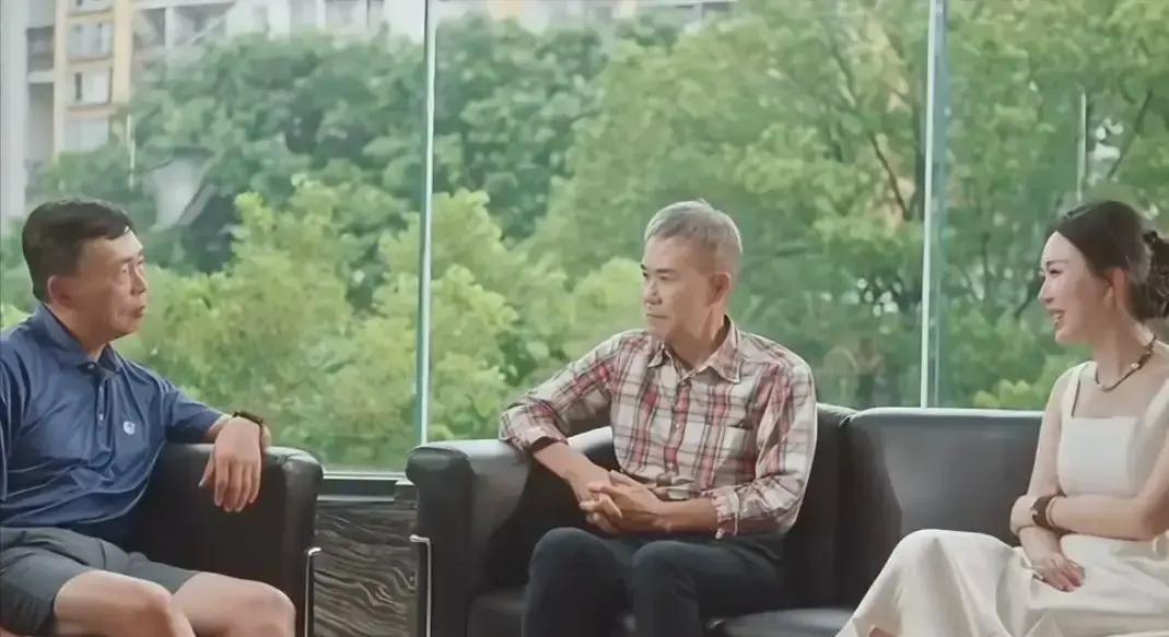 看完了段永平那个访谈，真替王石觉得累。满头白发的老爷子，坐在那儿还得给娇妻