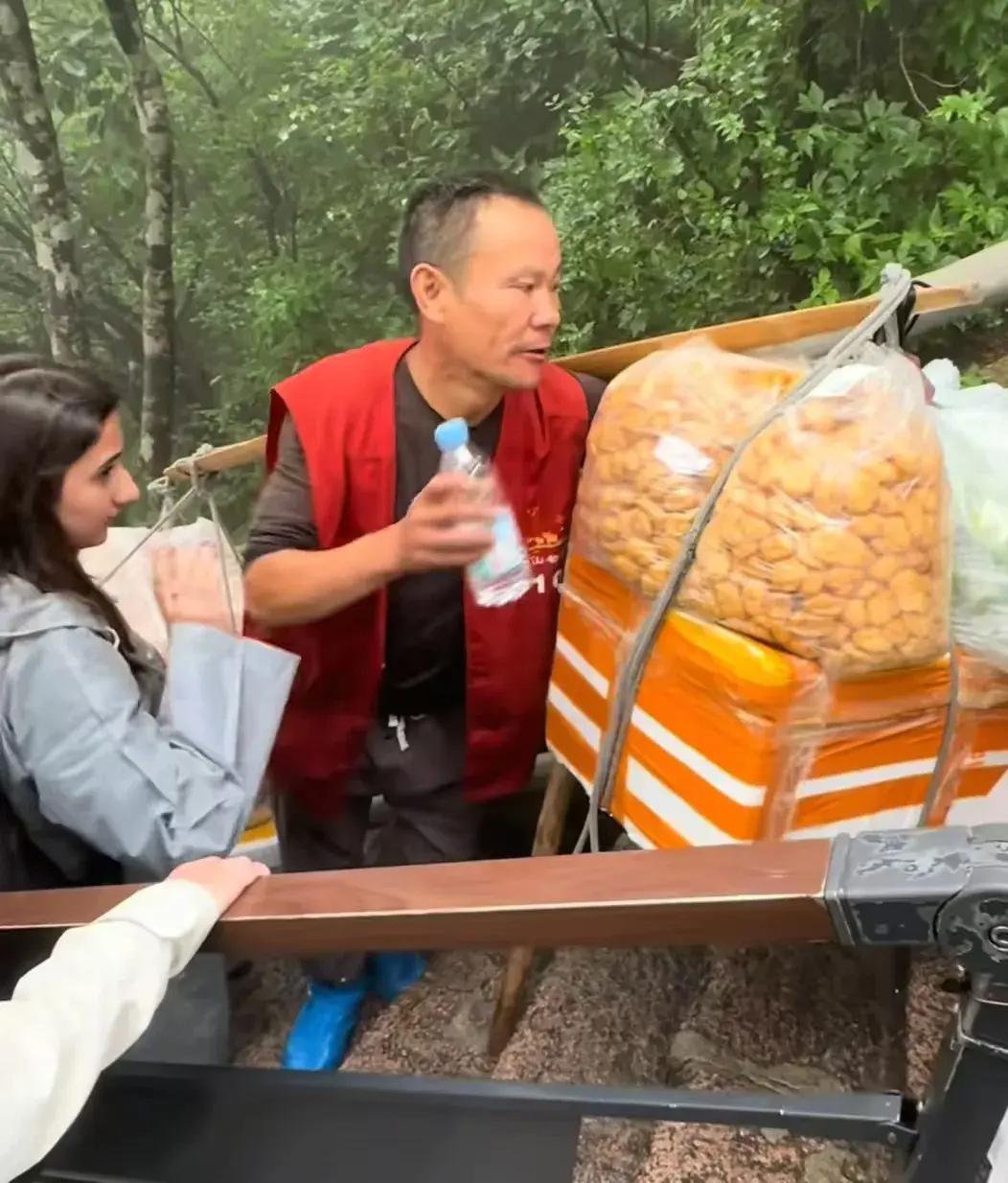 “这个外国女生火上人民日报了！”安徽黄山，一对外国情侣爬完黄山，在下山的时候看到