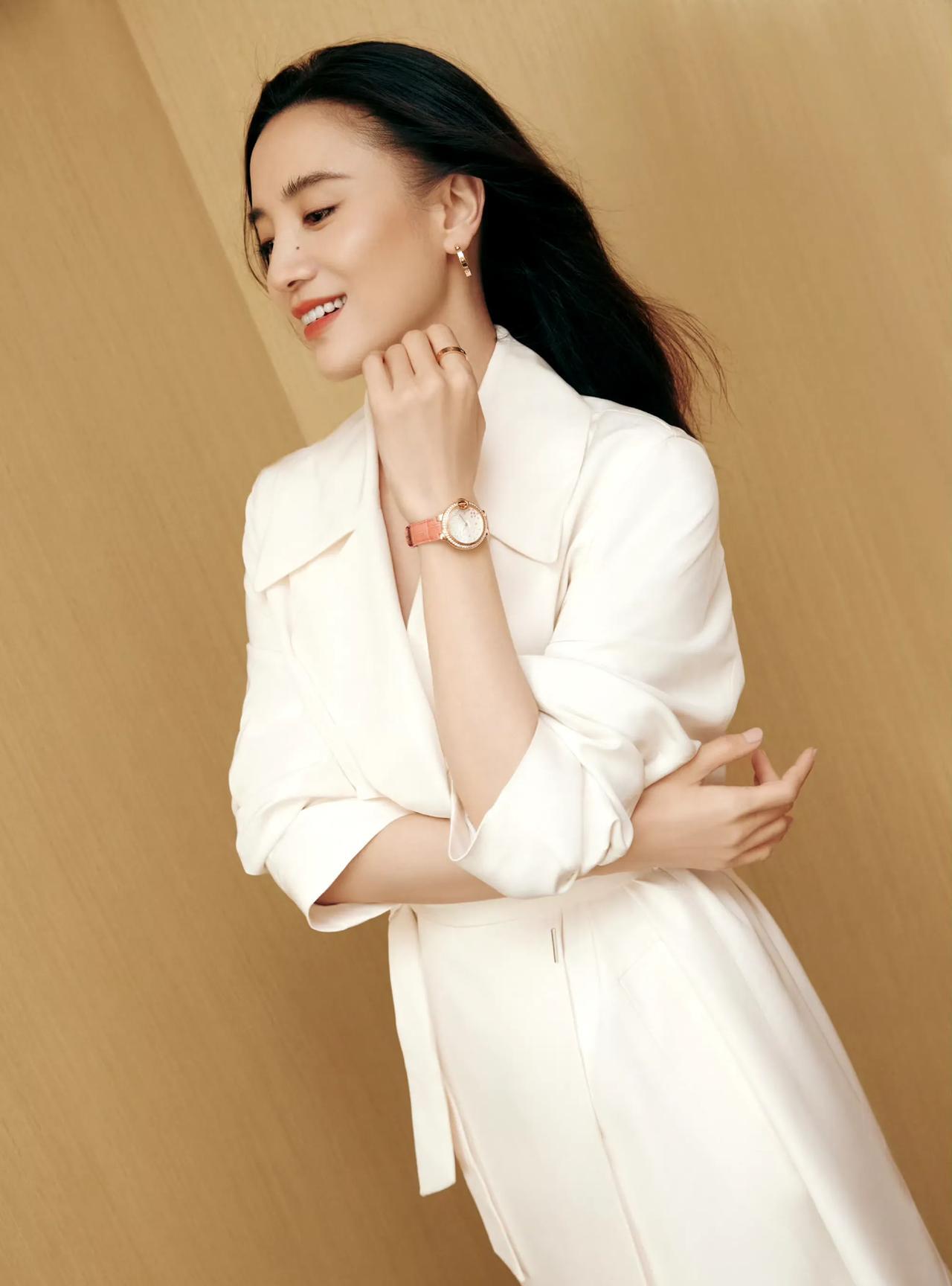 #宋佳#于光影交织间，感受饰品的精致魅力。白裙的纯净、黑裙的神秘，皆因这些闪耀的