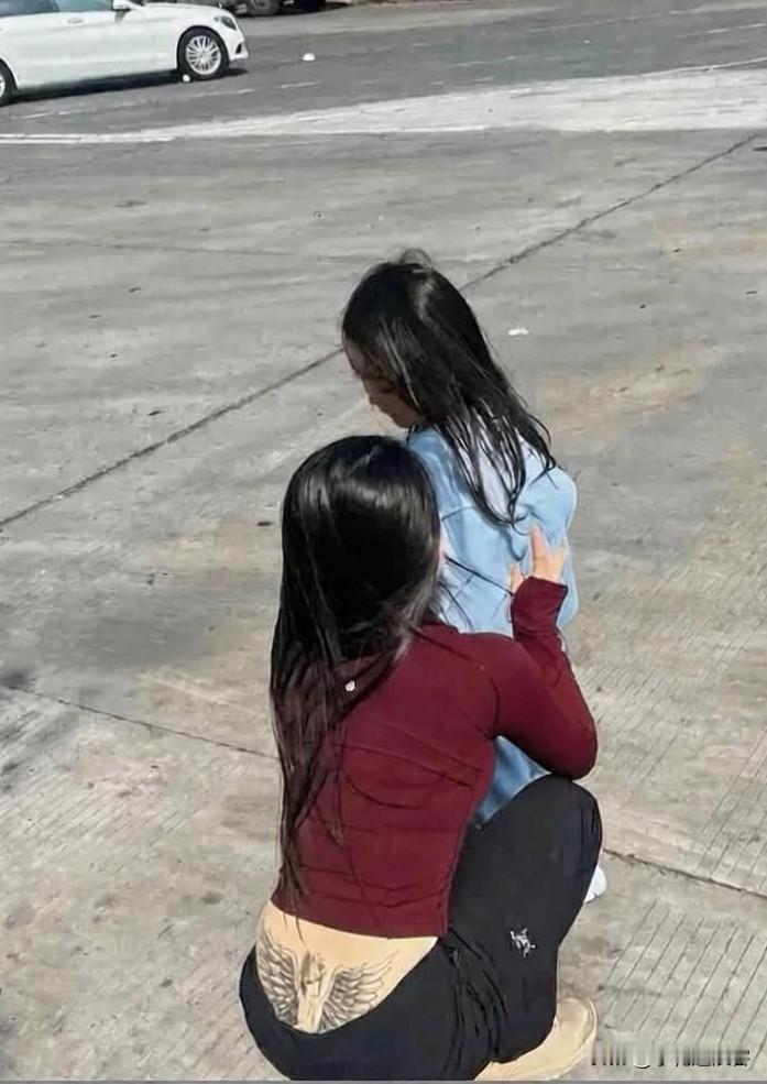 刷到一张停车场随手拍的照片，居然火得这么厉害。画面里，一位女士蹲在地上，正耐