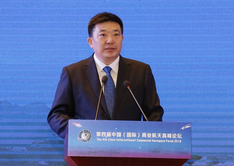 6年前一月底的某个夜晚，时任武汉市市长的周先旺，在参加发布会发言时，举手投足之间